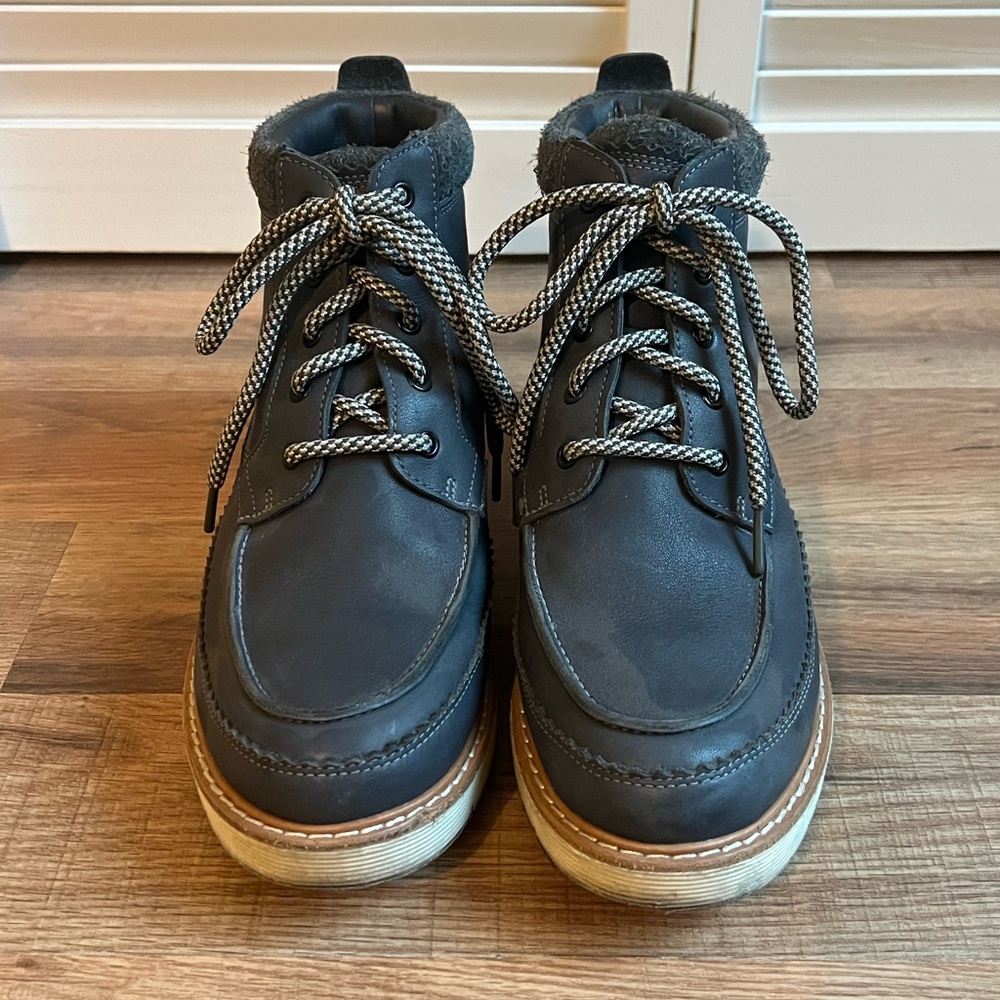 Woman’s Clark Cushion Blue & Tan Lace Up Boot - Size 8 -